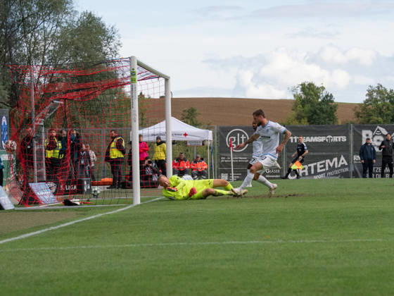 Goal to make it 1–5 by Noah Sarenren Bazee, SV Waldhof Mannheim, 37th minute, goal celebration, Celebration, Joy, Emotion, Team Celebration, Gestures, GER, Soccer, SG Sonnenhof Grossaspach vs. SV Waldhof Mannheim, 3rd Division, Matchday 8, Aspach, 2026–2027 Season, October 10, 2026, GER, soccer, SG Sonnenhof Grossaspach vs. SV Waldhof Mannheim, 3rd Division, Matchday 8, Aspach, 2026–2027 season, October 10, 2026, Aspach Copyright: xCarstenxSchweringx EP_CSG