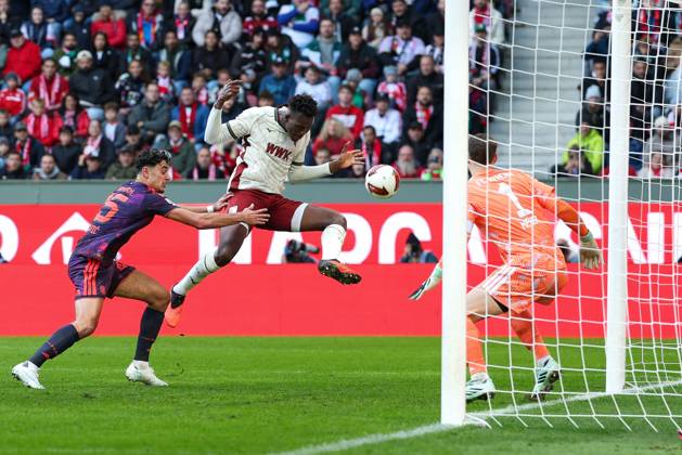 One-on-one, action, featuring Alexandar Pavlovic 45 FC Bayern Munich, Juma Bah 35 FC Augsburg, Manuel Neuer 1 FC Bayern Munich, FC Augsburg vs. FC Bayern Munich, soccer, Bundesliga 1, Matchday 5, October 10, 2026. DFB and DFL regulations prohibit any use of photographs as image sequences and or quasi-video. Augsburg, Bayern, Germany Copyright: xkolbert-press ChristianxKolbertx