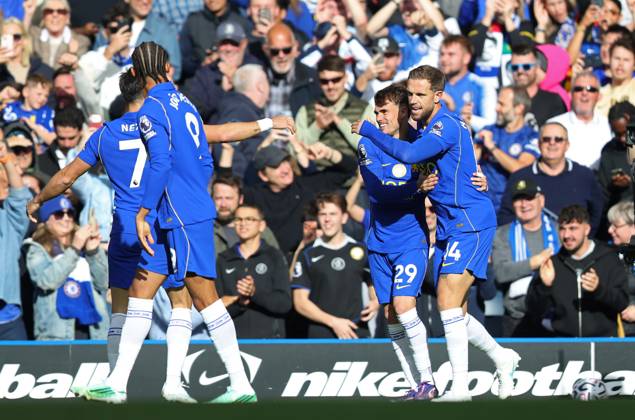 Premier League - Chelsea v AFC Bournemouth LONDON, ENGLAND, OCTOBER 10: GOAL 1-0, Jordan Henderson of Chelsea goal celebration with Pep Chavarria of Chelsea after scoring a goal to make the score 1-0 during The Premier League match between Chelsea v AFC Bournemouth at Stamford Bridge Stadium, London, England, on October 10. (Photo by Daniel Weir) London Stamford Bridge Stadium England Copyright: xDanielxWeir SportsxPressxPhotox Sportspressphoto_SPR250754