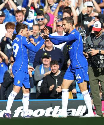 Premier League - Chelsea v AFC Bournemouth LONDON, ENGLAND, OCTOBER 10: GOAL 1-0, Jordan Henderson of Chelsea goal celebration with Pep Chavarria of Chelsea after scoring a goal to make the score 1-0 during The Premier League match between Chelsea v AFC Bournemouth at Stamford Bridge Stadium, London, England, on October 10. (Photo by Daniel Weir) London Stamford Bridge Stadium England Copyright: xDanielxWeir SportsxPressxPhotox Sportspressphoto_SPR250755