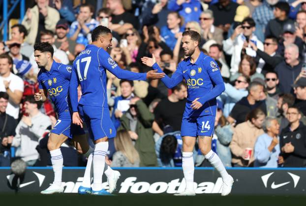 Premier League - Chelsea v AFC Bournemouth LONDON, ENGLAND, OCTOBER 10: GOAL 1-0, Jordan Henderson of Chelsea goal celebration with Morgan Rogers of Chelsea after scoring a goal to make the score 1-0 during The Premier League match between Chelsea v AFC Bournemouth at Stamford Bridge Stadium, London, England, on October 10. (Photo by Daniel Weir) London Stamford Bridge Stadium England Copyright: xDanielxWeir SportsxPressxPhotox Sportspressphoto_SPR250758