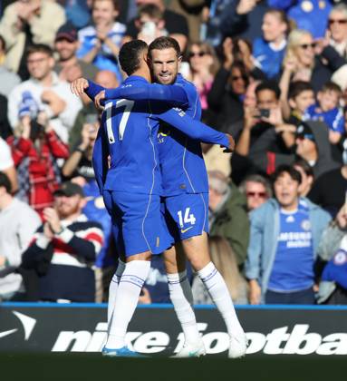 Premier League - Chelsea v AFC Bournemouth LONDON, ENGLAND, OCTOBER 10: GOAL 1-0, Jordan Henderson of Chelsea goal celebration with Morgan Rogers of Chelsea after scoring a goal to make the score 1-0 during The Premier League match between Chelsea v AFC Bournemouth at Stamford Bridge Stadium, London, England, on October 10. (Photo by Daniel Weir) London Stamford Bridge Stadium England Copyright: xDanielxWeir SportsxPressxPhotox Sportspressphoto_SPR250760