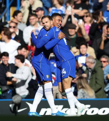 Premier League - Chelsea v AFC Bournemouth LONDON, ENGLAND, OCTOBER 10: GOAL 1-0, Jordan Henderson of Chelsea goal celebration with Morgan Rogers of Chelsea after scoring a goal to make the score 1-0 during The Premier League match between Chelsea v AFC Bournemouth at Stamford Bridge Stadium, London, England, on October 10. (Photo by Daniel Weir) London Stamford Bridge Stadium England Copyright: xDanielxWeir SportsxPressxPhotox Sportspressphoto_SPR250763