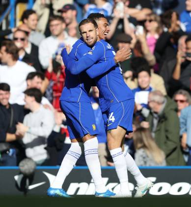 Premier League - Chelsea v AFC Bournemouth LONDON, ENGLAND, OCTOBER 10: GOAL 1-0, Jordan Henderson of Chelsea goal celebration with Morgan Rogers of Chelsea after scoring a goal to make the score 1-0 during The Premier League match between Chelsea v AFC Bournemouth at Stamford Bridge Stadium, London, England, on October 10. (Photo by Daniel Weir) London Stamford Bridge Stadium England Copyright: xDanielxWeir SportsxPressxPhotox Sportspressphoto_SPR250765