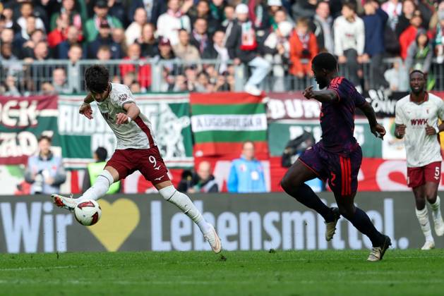 One-on-one, action, featuring Rodrigo Ribeiro (9, FC Augsburg) and Dayot Upamecano (2, FC Bayern Munich), FC Augsburg vs. FC Bayern Munich, soccer, Bundesliga 1, Matchday 5, October 10, 2026. DFB and DFL regulations prohibit any use of photographs as image sequences and or quasi-video. Augsburg, Bayern, Germany Copyright: xkolbert-press ChristianxKolbertx