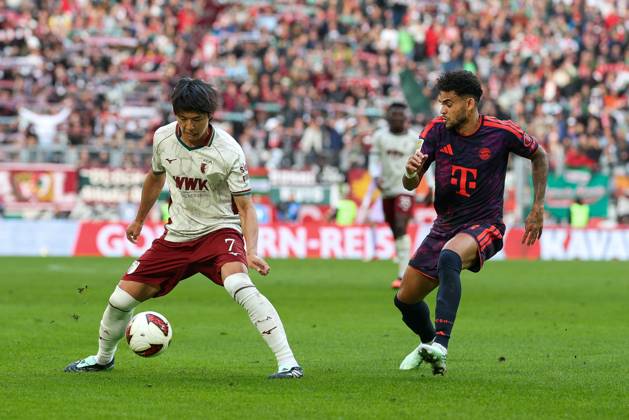 One-on-one, action, featuring Young Woo Seol (7, FC Augsburg) and Luis Diaz (14, FC Bayern Munich), FC Augsburg vs. FC Bayern Munich, soccer, Bundesliga 1, Matchday 5, October 10, 2026. DFB and DFL regulations prohibit any use of photographs as image sequences and or quasi-video. Augsburg, Bayern, Germany Copyright: xkolbert-press ChristianxKolbertx