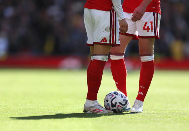 Arsenal gegen Leeds United, 10. Oktober 2026, London, Premier League, Fußball: Spieler von Arsenal und Leeds United stehen mit dem Ball da und werfen einen Schatten über das Spielfeld. Foto: Charlotte Wilson, Offside, London, Großbritannien Copyright: xCharlottexWilsonx xOffsidexOffside