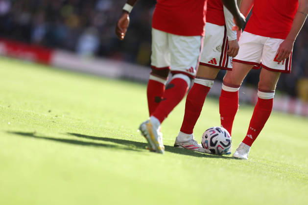 Arsenal gegen Leeds United, 10. Oktober 2026, London, Premier League, Fußball: Spieler von Arsenal und Leeds United stehen mit dem Ball da und werfen einen Schatten über das Spielfeld. Foto: Charlotte Wilson, Offside, London, Großbritannien Copyright: xCharlottexWilsonx xOffsidexOffside