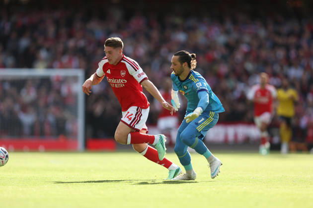 Arsenal gegen Leeds United, 10. Oktober 2026, London, Premier League, Fußball: Arsenal gegen Leeds United – Viktor Gyokeres von Arsenal setzt sich gegen den Torhüter von Leeds United, James Trafford, durch. Foto: Charlotte Wilson, Offside, London, Großbritannien Copyright: xCharlottexWilsonx xOffsidexOffside