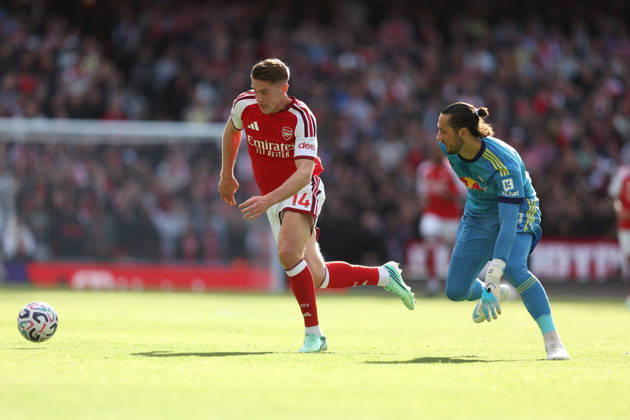 Arsenal gegen Leeds United, 10. Oktober 2026, London, Premier League, Fußball: Arsenal gegen Leeds United – Viktor Gyokeres von Arsenal setzt sich gegen den Torhüter von Leeds United, James Trafford, durch. Foto: Charlotte Wilson, Offside, London, Großbritannien Copyright: xCharlottexWilsonx xOffsidexOffside
