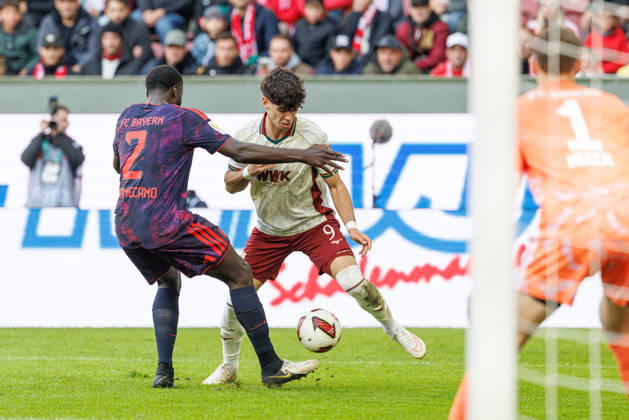 Rodrigo Ribeiro 9, FC Augsburg, and Dayot Upamecano 2, FC Bayern Munich, in the foreground; Manuel Neuer 1, FC Bayern Munich, during the match between FC Augsburg and FC Bayern Munich, soccer, men’s, Bundesliga, 2026–2027, Matchday 5 on October 10, 2026, in Augsburg, WWK ARENA. DFL and DFB regulations prohibit any use of photographs as image sequences and or quasi-video. Bayern, Germany