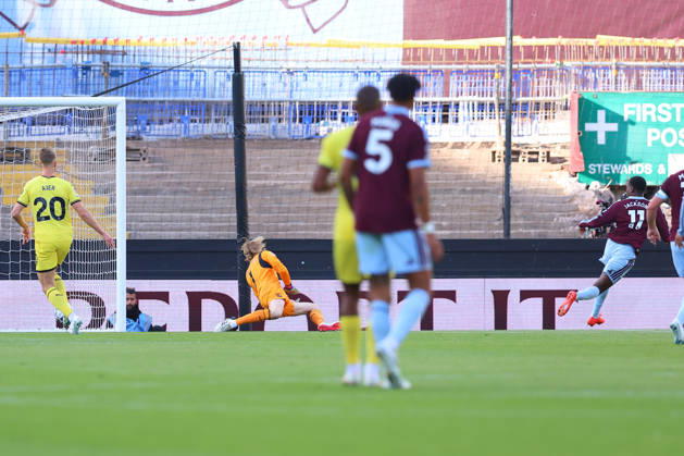 Aston Villa v Brentford, Premier League Nicolas Jackson of Aston Villa scores to make it 1-1 during the Aston Villa v Brentford Premier League match at Villa Park, Birmingham, England on 10 October 2026 Credit: Ryan Crockett Every Second Media Editorial use only. All images are copyright Every Second Media Limited. No images may be reproduced without prior permission. All rights reserved. Premier League and Football League images are subject to licensing agreements with Football DataCo Limited. see https: www.football-dataco.com Copyright: xIMAGO EveryxSecondxMediax ESM-2212-0041 RyanxCrockettx xEveryxSecondxMediax