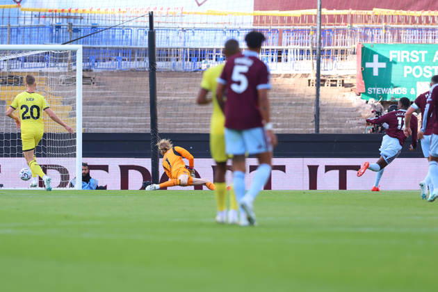 Aston Villa v Brentford, Premier League Nicolas Jackson of Aston Villa scores to make it 1-1 during the Aston Villa v Brentford Premier League match at Villa Park, Birmingham, England on 10 October 2026 Credit: Ryan Crockett Every Second Media Editorial use only. All images are copyright Every Second Media Limited. No images may be reproduced without prior permission. All rights reserved. Premier League and Football League images are subject to licensing agreements with Football DataCo Limited. see https: www.football-dataco.com Copyright: xIMAGO EveryxSecondxMediax ESM-2212-0042 RyanxCrockettx xEveryxSecondxMediax