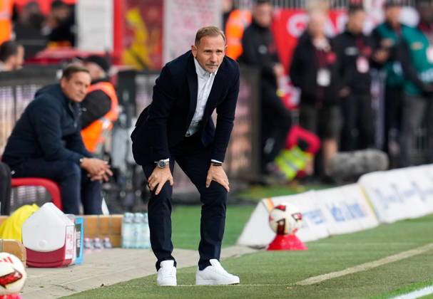 Mauro Lustrinelli, head coach of 1. FC Union Berlin, watches the game. GER, 1. FC Union Berlin vs. SV Elversberg, Bundesliga 1, Matchday 5, 2026–27 season, Stadion An der Alten Foersterei, Berlin, October 10, 2026 DFL regulations prohibit any use of photographs as image sequences and or quasi-video 1 FC Union Berlin vs. SV Elversberg, 1st Bundesliga, Matchday 5, 2026–27 season, October 10, 2026, Berlin Copyright: xEibner-Pressefoto ScottxColemanx EP_SCN