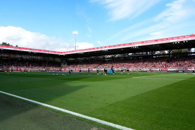 Views of the stadium as both teams warm up before kickoff GER, 1. FC Union Berlin vs. SV Elversberg, Bundesliga 1, Matchday 5, 2026–27 season, Stadion An der Alten Försterei, Berlin, October 10, 2026. DFL regulations prohibit any use of photographs as image sequences and or quasi-video. 1 FC Union Berlin vs. SV Elversberg, 1st Bundesliga, Matchday 5, 2026–27 Season, October 10, 2026, Berlin Copyright: xEibner-Pressefoto ScottxColemanx EP_SCN