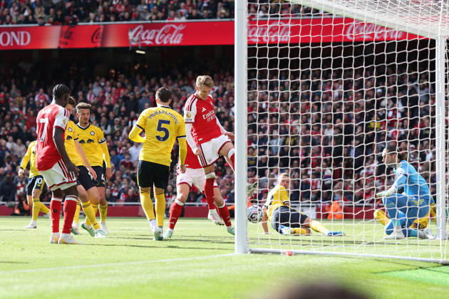 Arsenal gegen Leeds United, 10. Oktober 2026, London, Premier League, Fußball: Arsenal gegen Leeds United – Martin Odegaard von Arsenal schießt den Ball direkt in die Arme von James Trafford, dem Torhüter von Leeds United. Foto: Charlotte Wilson, Offside, London, Großbritannien Copyright: xCharlottexWilsonx xOffsidexOffside