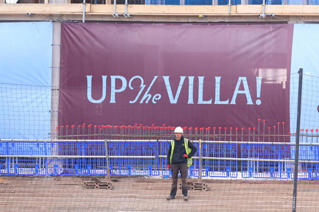 Aston Villa v Brentford, Premier League A construction worker watches on from the partially demolished North Stand during the Aston Villa v Brentford Premier League match at Villa Park, Birmingham, England on 10 October 2026 Credit: Ryan Crockett Every Second Media Editorial use only. All images are copyright Every Second Media Limited. No images may be reproduced without prior permission. All rights reserved. Premier League and Football League images are subject to licensing agreements with Football DataCo Limited. see https: www.football-dataco.com Copyright: xIMAGO EveryxSecondxMediax ESM-2212-0049 RyanxCrockettx xEveryxSecondxMediax