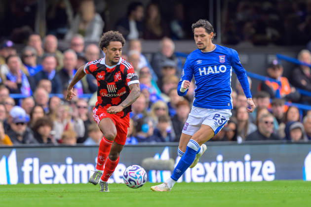 IPSWICH, ENGLAND OCTOBER 10 - Oscar Bobb of Fulham under pressure from Sasa Lukic of Ipswich Town during the Premier League game between Ipswich Town and Fulham at Portman Road on October 10, 2026 in Ipswich, England. (Photo by Keeran Marquis Sports Press Photo) Copyright: xKeeranxMarquis SPPx Sportspressphoto_SPR250823