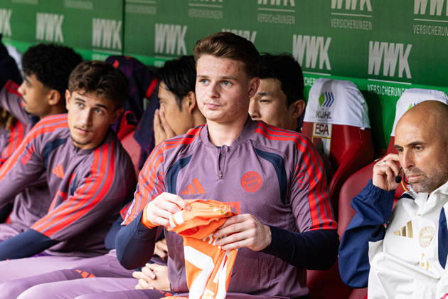Germany: FC Augsburg vs. FC Bayern Munich, Bundesliga 1, Matchday 5, 2026–27 Season, WWK Arena, Augsburg; Jonas Urbig, FC Bayern Munich, No. 40 on the bench; Augsburg, WWK Arena, Bayern, Germany Copyright: xBenedictxChristx