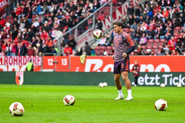 October 10, 2026, Germany, Soccer, Men s, 1. Bundesliga, Matchday 5, FC Augsburg vs. FC Bayern Munich; Tom Bischof (Bayern Munich), No. 8, is the last player to finish warming up at the WWK Arena in Augsburg, Bavaria, Germany Copyright: xNordphotox xHafnerx