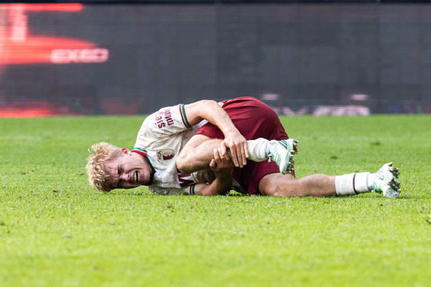 Germany: FC Augsburg vs. FC Bayern Munich, Bundesliga 1, Matchday 5, 2026–27 Season, WWK Arena Augsburg Hennes Behrens, FC Augsburg, 16 lying on the ground in pain, Augsburg WWK Arena, Bayern, Germany Copyright: xBenedictxChristx