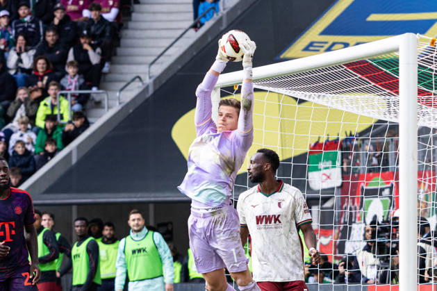 Germany: FC Augsburg vs. FC Bayern Munich, Bundesliga 1, Matchday 5, 2026–27 Season, WWK Arena, Augsburg; Finn Dahmen, FC Augsburg, 1, catches the ball; Augsburg WWK Arena; Bayern; Germany Copyright: xBenedictxChristx