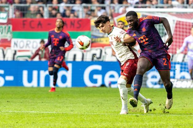 Rodrigo Ribeiro (FC Augsburg) and Dayot Upamecano (FC Bayern Munich) in a tackle, FC Augsburg vs. FC Bayern Munich, Bundesliga, Soccer, Bundesliga 1, Matchday 5, October 10, 2026. DFL regulations prohibit any use of photographs as image sequences and or quasi-video. Copyright: xkolbert-press PeterxFastlx