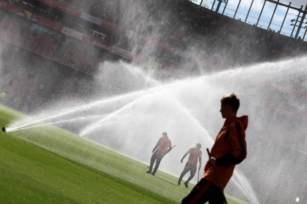 Arsenal gegen Leeds United, 10. Oktober 2026, London, Premier League, Fußball: Arsenal gegen Leeds United – Platzwarte stehen zwischen den Rasensprinklern. Foto: Charlotte Wilson, Offside London, Großbritannien Copyright: xCharlottexWilsonx xOffsidexOffside