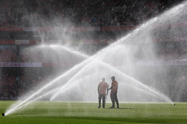 Arsenal gegen Leeds United, 10. Oktober 2026, London, Premier League, Fußball: Arsenal gegen Leeds United – Platzwarte stehen zwischen den Rasensprinklern. Foto: Charlotte Wilson, Offside London, Großbritannien Copyright: xCharlottexWilsonx xOffsidexOffside