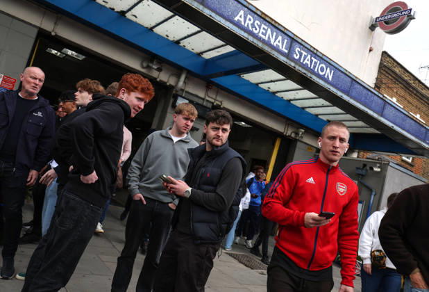 Arsenal gegen Leeds United, 10. Oktober 2026, London, Premier League, Fußball: Arsenal gegen Leeds United – Arsenal-Fans verlassen die U-Bahn-Station Arsenal . Foto: Charlotte Wilson, Offside London, Großbritannien Copyright: xCharlottexWilsonx xOffsidexOffside