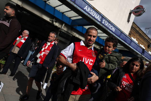 Arsenal gegen Leeds United, 10. Oktober 2026, London, Premier League, Fußball: Arsenal gegen Leeds United – Arsenal-Fans verlassen die U-Bahn-Station Arsenal . Foto: Charlotte Wilson, Offside London, Großbritannien Copyright: xCharlottexWilsonx xOffsidexOffside