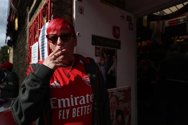 Arsenal gegen Leeds United, 10. Oktober 2026, London – Premier League – Fußball: Arsenal gegen Leeds United. Ein Arsenal-Fan raucht eine Zigarette. Foto: Charlotte Wilson, Offside, London, Großbritannien Copyright: xCharlottexWilsonx xOffsidexOffside