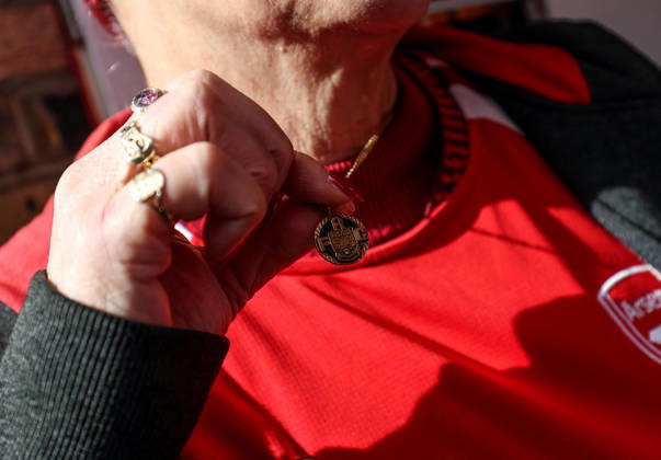 Arsenal gegen Leeds United, 10. Oktober 2026, London – Premier League – Fußball: Arsenal gegen Leeds United. Eine Arsenal-Fanin präsentiert ihre Halskette. Foto: Charlotte Wilson, Offside, London, Großbritannien Copyright: xCharlottexWilsonx xOffsidexOffside