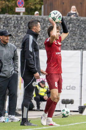 October 10, 2026, xerix, Soccer 3rd Division, SG Sonnenhof Großaspach vs. SV Waldhof Mannheim; from left: Jan Elias Rahn, SG Sonnenhof Großaspach, during a throw-in in Aspach