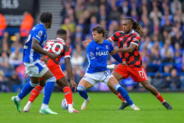 IPSWICH, ENGLAND OCTOBER 10 - Sasa Lukic of Ipswich Town under pressure from Alex Iwobi of Fulham during the Premier League game between Ipswich Town and Fulham at Portman Road on October 10, 2026 in Ipswich, England. (Photo by Keeran Marquis Sports Press Photo) Copyright: xKeeranxMarquis SPPx Sportspressphoto_SPR250849