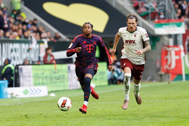 Michael Olise, 17, FC Bayern Munich, and Calvin Brackelmann, 2, FC Augsburg, during the match between FC Augsburg and FC Bayern Munich, soccer, men s, Bundesliga, 2026–2027, Matchday 5 on October 10, 2026, in Augsburg, WWK ARENA. DFL and DFB regulations prohibit any use of photographs as image sequences and or quasi-video. Bayern, Germany