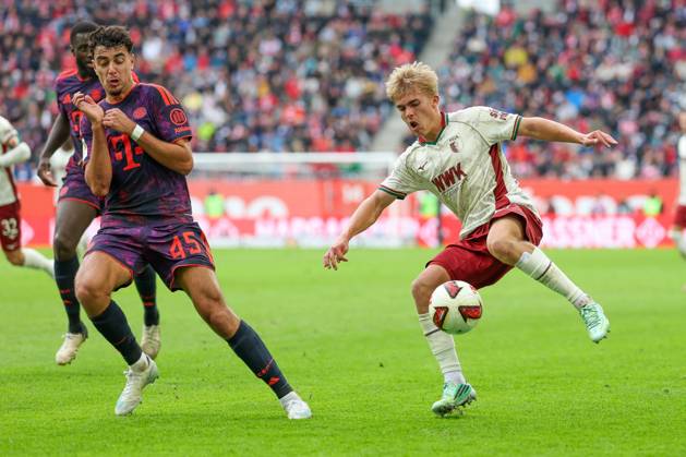 One-on-one, action, featuring Alexandar Pavlovic 45 (FC Bayern Munich) and Hennes Behrens 16 (FC Augsburg), FC Augsburg vs. FC Bayern Munich, soccer, Bundesliga 1, Matchday 5, October 10, 2026. DFB and DFL regulations prohibit any use of photographs as image sequences and or quasi-video. Augsburg, Bayern, Germany Copyright: xkolbert-press ChristianxKolbertx