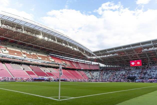 GER, Leipzig, Fussball, Bundesliga, 5. Spieltag, RB Leipzig vs. Eintracht Frankfurt im Bild v.l.: leere Red Bull Arena, bereit fuer das Topspiel , Fans kommen langsam in das Stadion 10.10.2026, Red-Bull Arena Leipzig DFL DFB REGULATIONS PROHIBIT ANY USE OF PHOTOGRAPHS AS IMAGE SEQUENCES AND OR QUASI-VIDEO, Leipzig Red-Bull Arena Sachsen Germany Copyright: xPaulxFritzx
