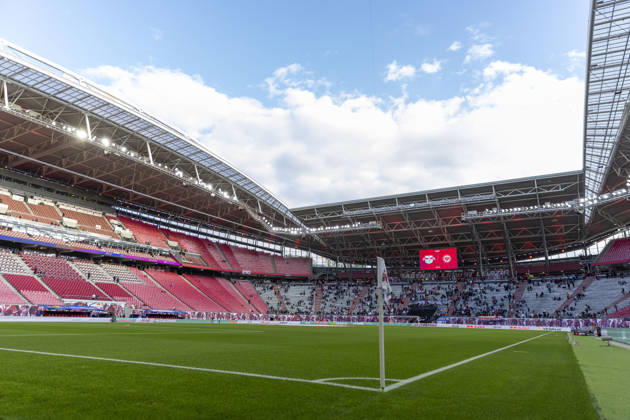 GER, Leipzig, Fussball, Bundesliga, 5. Spieltag, RB Leipzig vs. Eintracht Frankfurt im Bild v.l.: leere Red Bull Arena, bereit fuer das Topspiel , Fans kommen langsam in das Stadion 10.10.2026, Red-Bull Arena Leipzig DFL DFB REGULATIONS PROHIBIT ANY USE OF PHOTOGRAPHS AS IMAGE SEQUENCES AND OR QUASI-VIDEO, Leipzig Red-Bull Arena Sachsen Germany Copyright: xPaulxFritzx