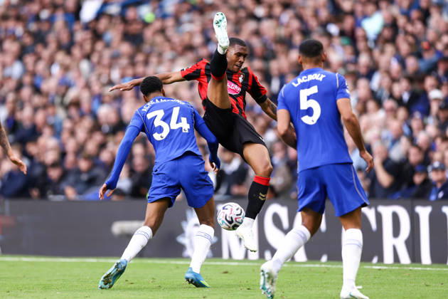 Chelsea gegen Bournemouth, 10. Oktober 2026, London, Premier League, Fußball: Chelsea gegen Bournemouth – Rayan von Bournemouth stolpert über Josh Acheampong von Chelsea. Foto: Jacques Feeney, Abseits, London, Großbritannien  Copyright: xJacquesxFeeneyx xOffsidexOffside