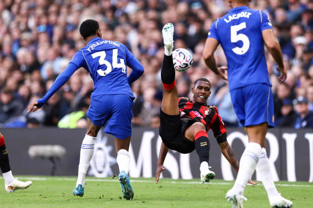 Chelsea gegen Bournemouth, 10. Oktober 2026, London, Premier League, Fußball: Chelsea gegen Bournemouth – Rayan von Bournemouth stolpert über Josh Acheampong von Chelsea. Foto: Jacques Feeney, Abseits, London, Großbritannien  Copyright: xJacquesxFeeneyx xOffsidexOffside