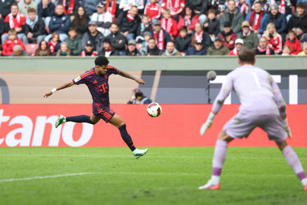 Luis Diaz of FC Bayern Munich, No. 14, with the ball, alongside Finn Dahmen of FC Augsburg, No. 01, GER, FC Augsburg vs. FC Bayern Munich, Soccer, Bundesliga, Matchday 5, 2026–2027 Season, October 10, 2026, DFL and DFB regulations prohibit any use of photographs as image sequences and or quasi-video, GER, FC Augsburg vs. FC Bayern Munich, soccer, Bundesliga, Matchday 5, 2026–2027 season, October 10, 2026, Augsburg Copyright: xEibner-Pressefoto JennixMaulx EP_JML
