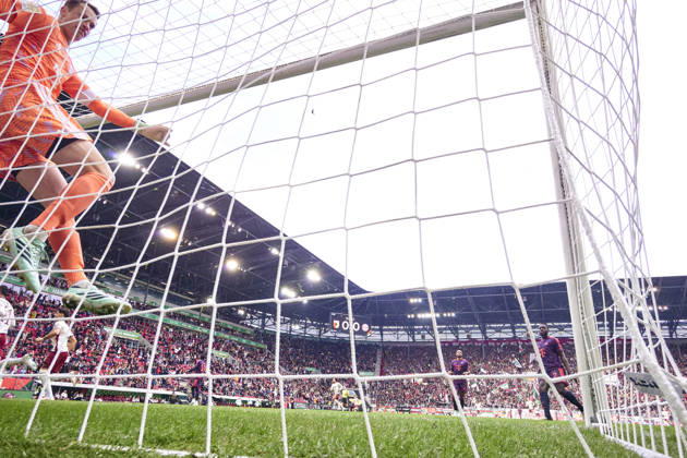 Robin Fellhauer of Augsburg scoring the 1-0 goal after 8,4 seconds and after a big mistake of Manuel Neuer, goalkeeper of FC Bayern München , Head coach Vincent Kompany of Bayern München disappointed in the background during the match FC AUGSBURG - FC BAYERN MÜNCHEN on October 10, 2026 at WWK Arena Augsburg, Germany. Season 2026 2027, 1.Bundesliga, FCB,
