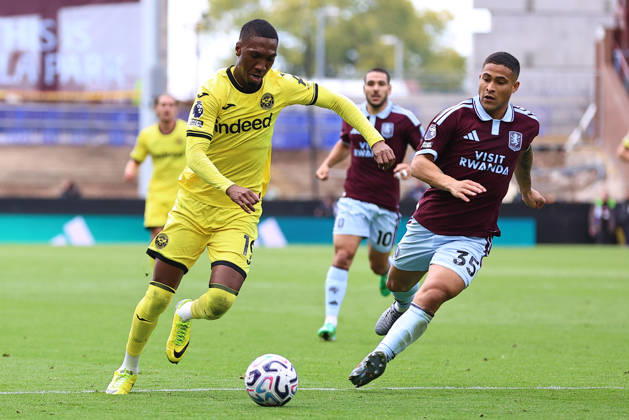 Aston Villa v Brentford, Premier League Jaidon Anthony of Brentford FC runs past Joao Gomes of Aston Villa during the Aston Villa v Brentford Premier League match at Villa Park, Birmingham, England on 10 October 2026 Credit: Ryan Crockett Every Second Media Editorial use only. All images are copyright Every Second Media Limited. No images may be reproduced without prior permission. All rights reserved. Premier League and Football League images are subject to licensing agreements with Football DataCo Limited. see https: www.football-dataco.com Copyright: xIMAGO EveryxSecondxMediax ESM-2212-0075 RyanxCrockettx xEveryxSecondxMediax