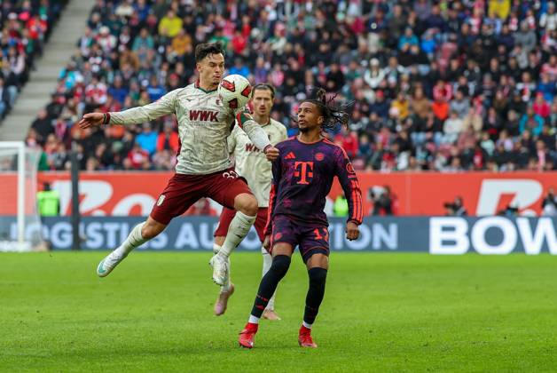 One-on-one, action, featuring Fabian Rieder 32 (FC Augsburg) and Michael Olise 17 (FC Bayern Munich), FC Augsburg vs. FC Bayern Munich, soccer, Bundesliga 1, Matchday 5, October 10, 2026. DFB and DFL regulations prohibit any use of photographs as image sequences and or quasi-video. Augsburg, Bayern, Germany Copyright: xkolbert-press ChristianxKolbertx