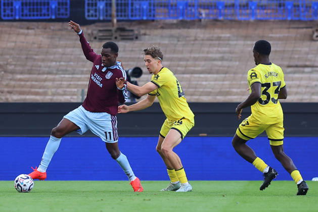 Aston Villa v Brentford, Premier League Nicolas Jackson of Aston Villa holds off pressure from Jannik Schuster of Brentford FC during the Aston Villa v Brentford Premier League match at Villa Park, Birmingham, England on 10 October 2026 Credit: Ryan Crockett Every Second Media Editorial use only. All images are copyright Every Second Media Limited. No images may be reproduced without prior permission. All rights reserved. Premier League and Football League images are subject to licensing agreements with Football DataCo Limited. see https: www.football-dataco.com Copyright: xIMAGO EveryxSecondxMediax ESM-2212-0081 RyanxCrockettx xEveryxSecondxMediax