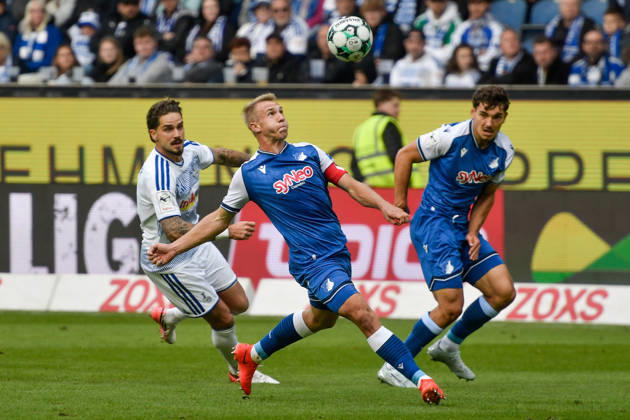 v li battling for the ball Lex Tyger Lobinger Duisburg 45 Valentin Lässig Laessig Hoffenheim 6 10 10 2026 ¢ Soccer ¢ MSV Duisburg vs. TSG 1899 Hoffenheim II, Schauinsland Reisen Arena, Duisburg, DFB DFL REGULATIONS PROHIBIT ANY USE OF PHOTOGRAPHS AS IMAGE SEQUENCES AND OR QUASI-VIDEO NRW Germany Copyright: xpepphotox xSaschaxWeizx pep00321, pep_20261010_hm