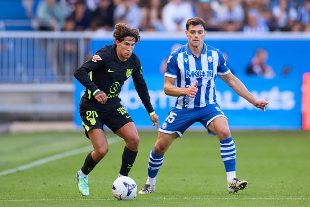October 10, 2026, Vitoria, Alava, Spain: Giuliano Simeone of Atletico de Madrid competes for the ball with Lucas Boye of Deportivo Alaves during the LaLiga EA Sports match between Deportivo Alaves and Atletico de Madrid at Mendizorrotza on October 10, 2026, in Vitoria, Spain. Deportivo Alaves V Atletico De Madrid - La Liga EA Sports - ZUMAa181 20261010_zaa_a181_040 Copyright: xRicardoxLarreinax