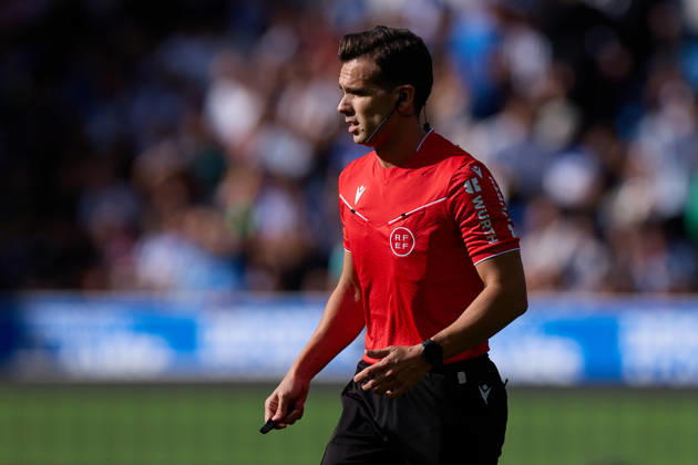 October 10, 2026, Vitoria, Alava, Spain: Referee Alejandro Quintero Gonzalez looks on during the LaLiga EA Sports match between Deportivo Alaves and Atletico de Madrid at Mendizorrotza on October 10, 2026, in Vitoria, Spain. Deportivo Alaves V Atletico De Madrid - La Liga EA Sports - ZUMAa181 20261010_zaa_a181_043 Copyright: xRicardoxLarreinax