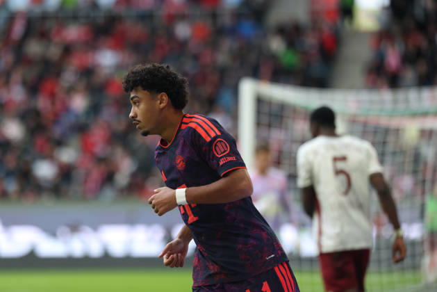 Nathaniel Brown, FC Bayern Munich, 11, GER, FC Augsburg vs. FC Bayern Munich, Soccer, Bundesliga, Matchday 5, 2026–2027 Season, October 10, 2026, DFL and DFB regulations prohibit any use of photographs as image sequences and or quasi-video, GER, FC Augsburg vs. FC Bayern Munich, Soccer, Bundesliga, Matchday 5, 2026–2027 season, October 10, 2026, Augsburg Copyright: xEibner-Pressefoto JennixMaulx EP_JML